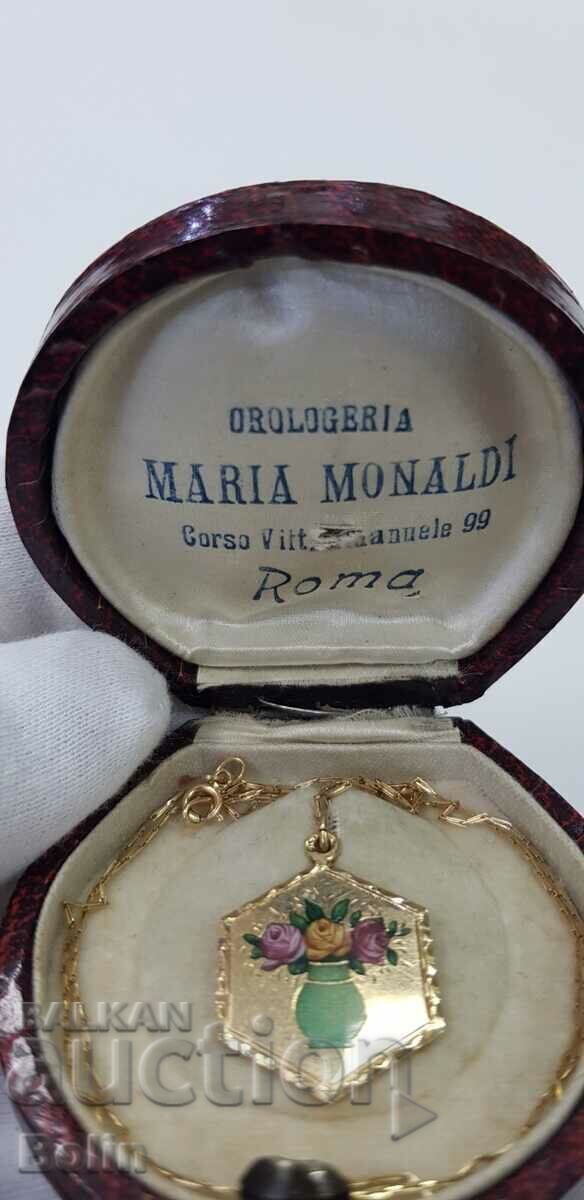 Auction Gold medallion with painted enamel 14 carat - late 19th century Auction Gold medallion with painted enamel 14 carat - late 19th century