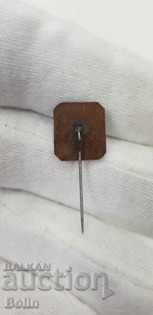 Auction Bulgarian royal sports badge, ski badge 1930-1940. Auction Bulgarian royal sports badge, ski badge 1930-1940.