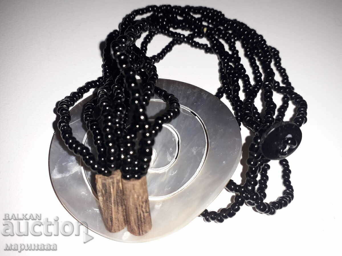 Auction  NECKLACE WITH LARGE MOTHER OF PEARL