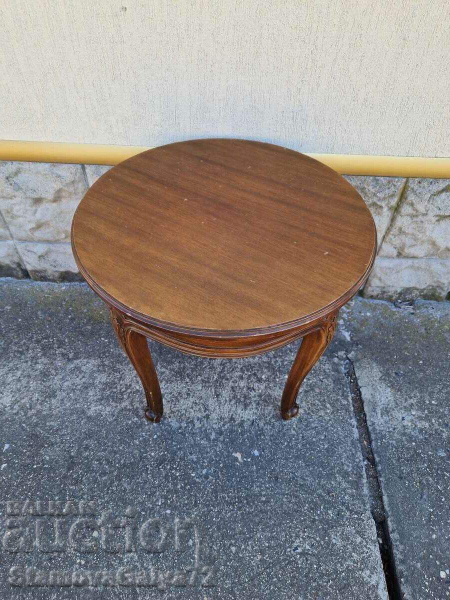 O măsuță de cafea franceză antică foarte frumoasă cu preț 199.00 BGN | € 101.75 O măsuță de cafea franceză antică foarte frumoasă cu preț 199.00 BGN | € 101.75