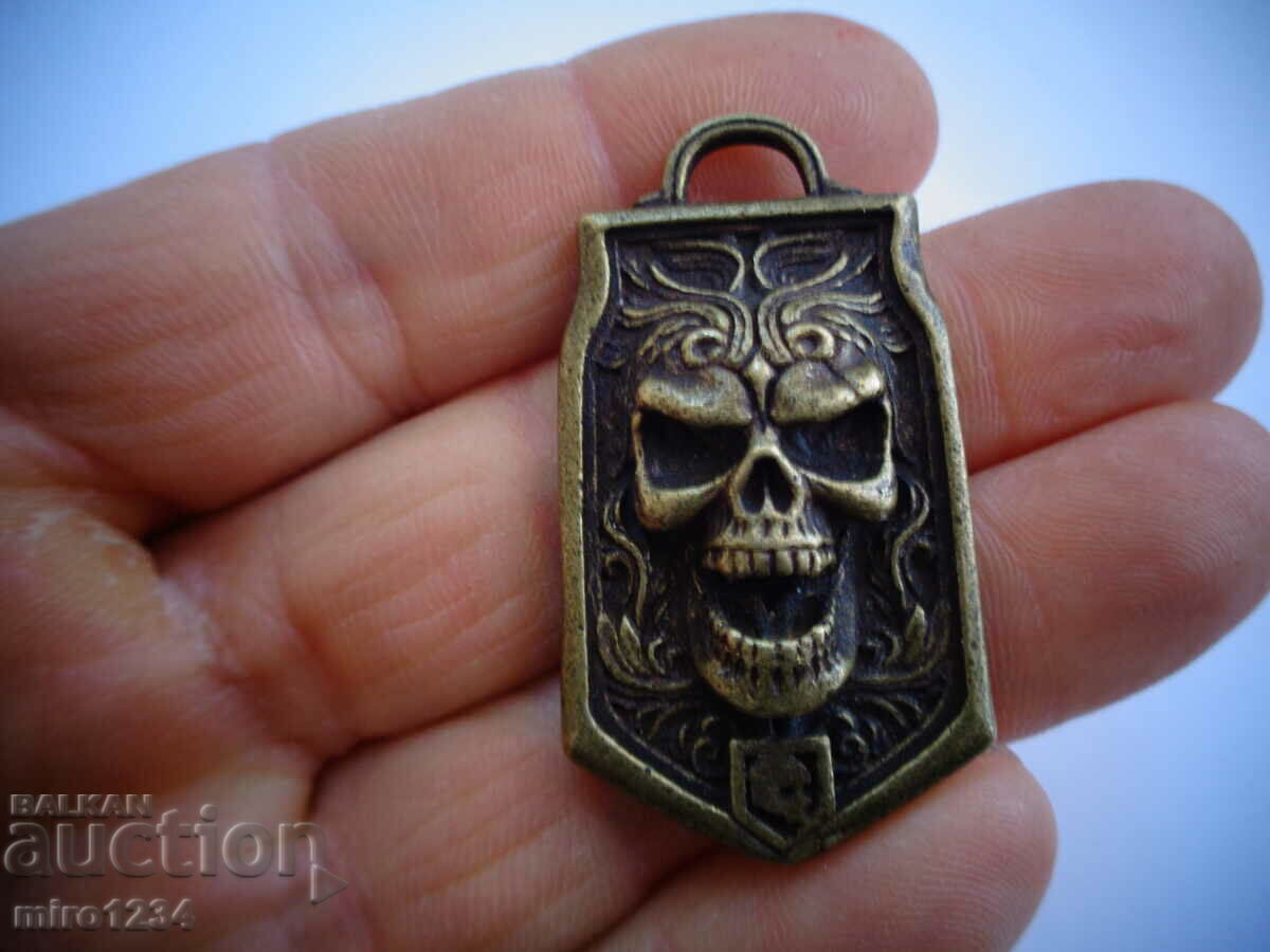 BZC ROCKER MEDALLION PENDANT SKULL SKELETON