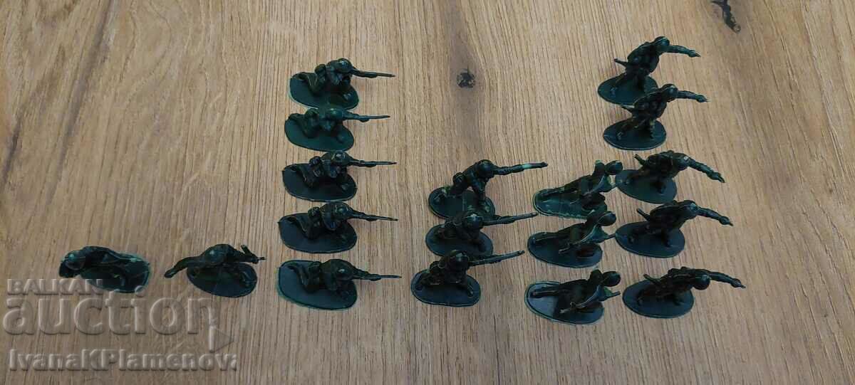 Figurine pentru colecționari 18 piese cu preț € 8.00 | 15.65 BGN