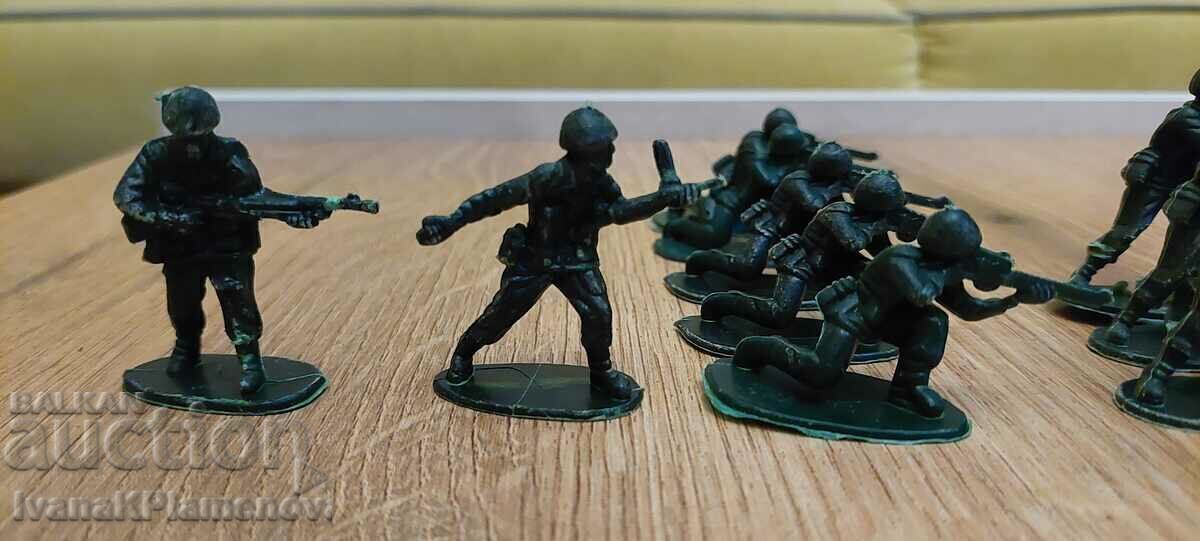 Licitație Figurine pentru colecționari 18 piese Licitație Figurine pentru colecționari 18 piese