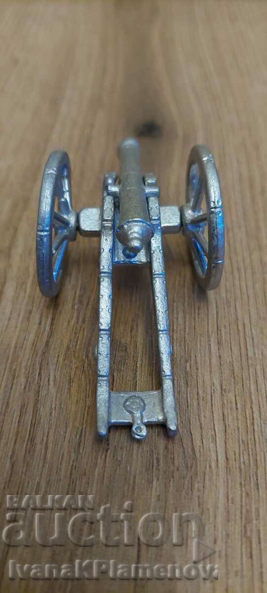 Delivery of A lead figurine for collectors