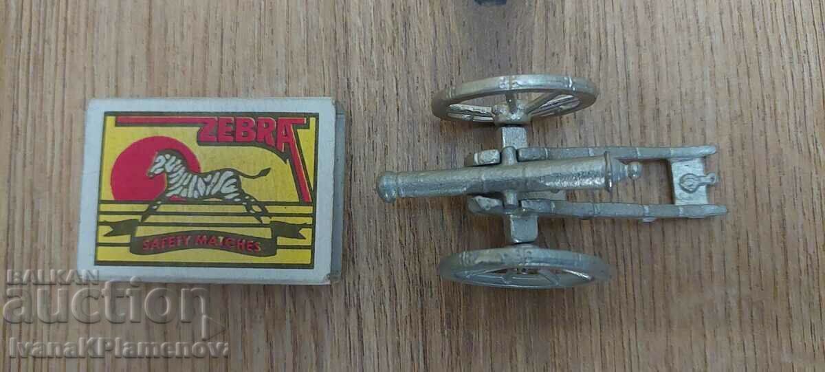 A lead figurine for collectors - 6