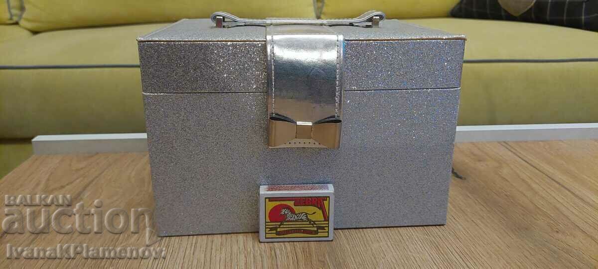 Makeup box with price 16.00 BGN | € 8.18 Makeup box with price 16.00 BGN | € 8.18