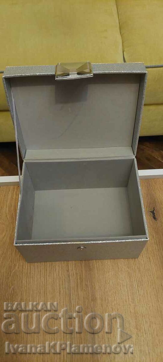 Delivery of Makeup box Delivery of Makeup box