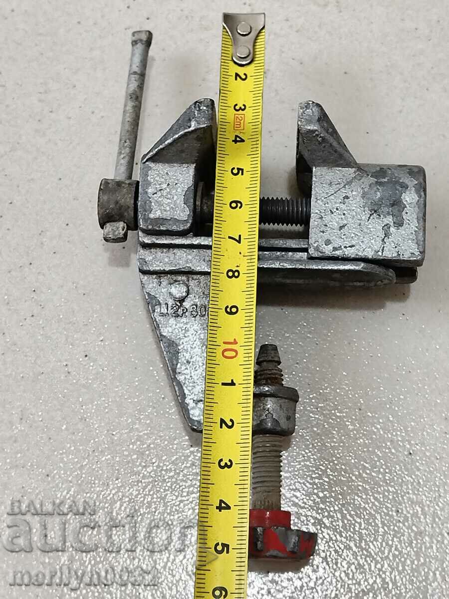 A small vise clamps the anvil tool with price 59.00 BGN | € 30.17 A small vise clamps the anvil tool with price 59.00 BGN | € 30.17