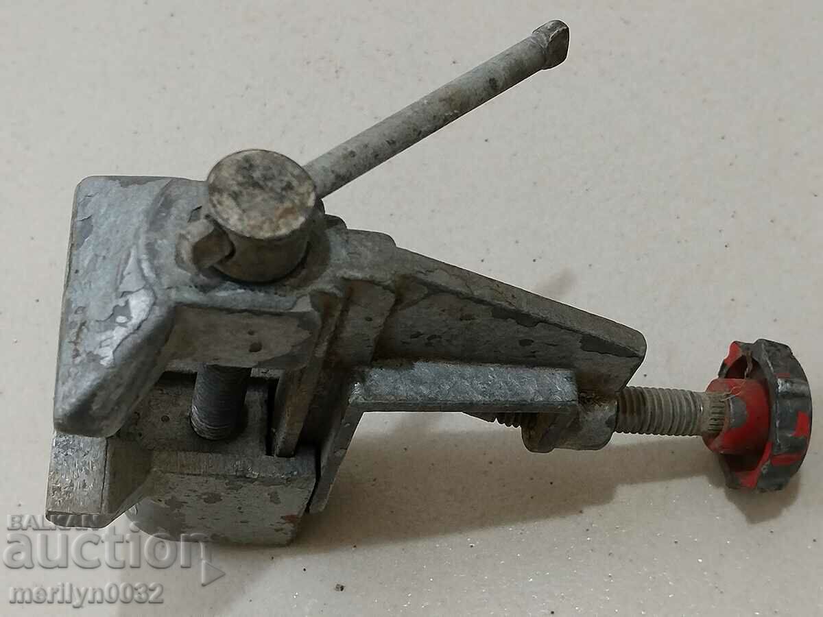 Auction A small vise clamps the anvil tool Auction A small vise clamps the anvil tool