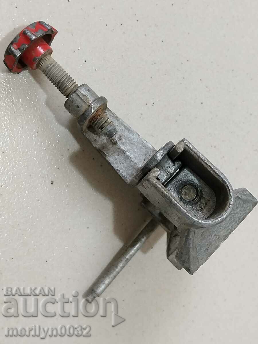 Delivery of A small vise clamps the anvil tool Delivery of A small vise clamps the anvil tool