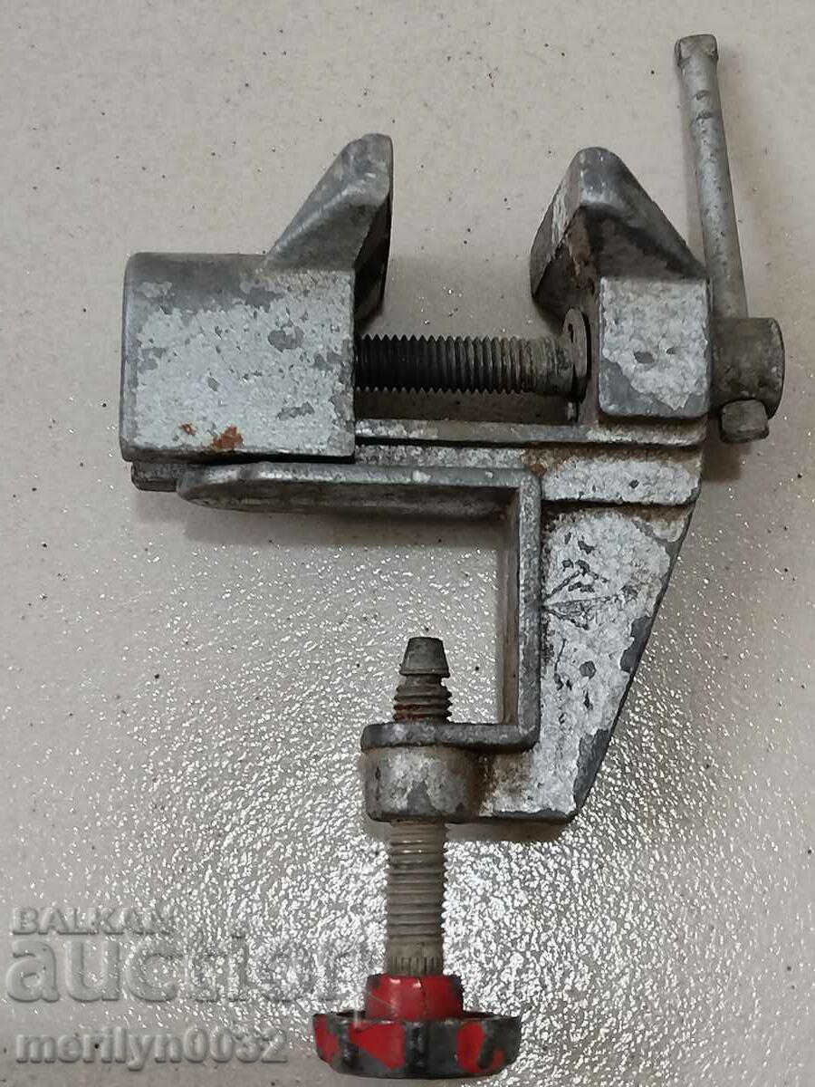 A small vise clamps the anvil tool