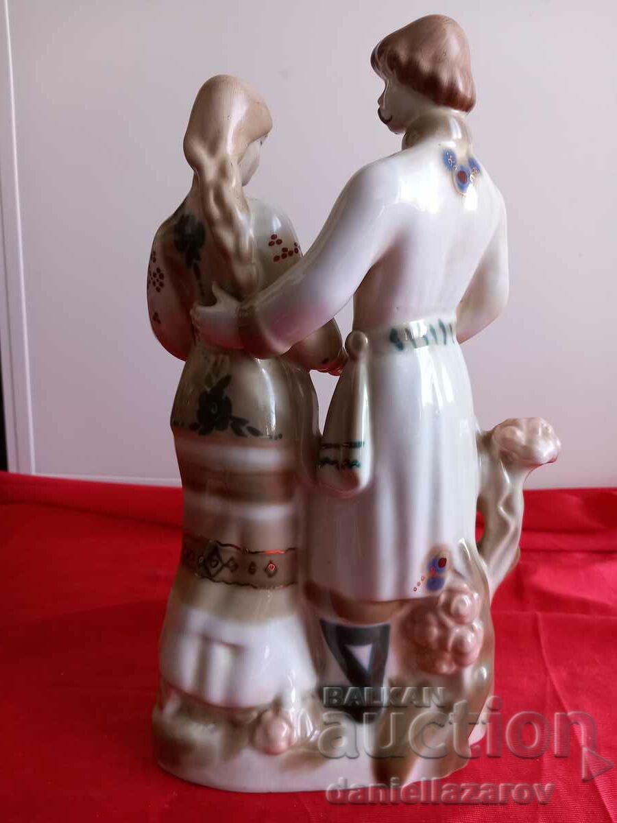 Figurină Veche Mare din Porțelan RUS, Marcată cu preț 85.00 BGN | € 43.46 Figurină Veche Mare din Porțelan RUS, Marcată cu preț 85.00 BGN | € 43.46