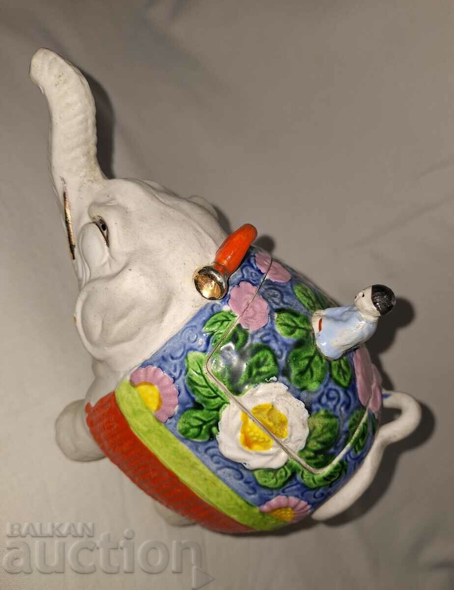 Стар порцеланов чайник с цена 60.00 лв. | € 30.68