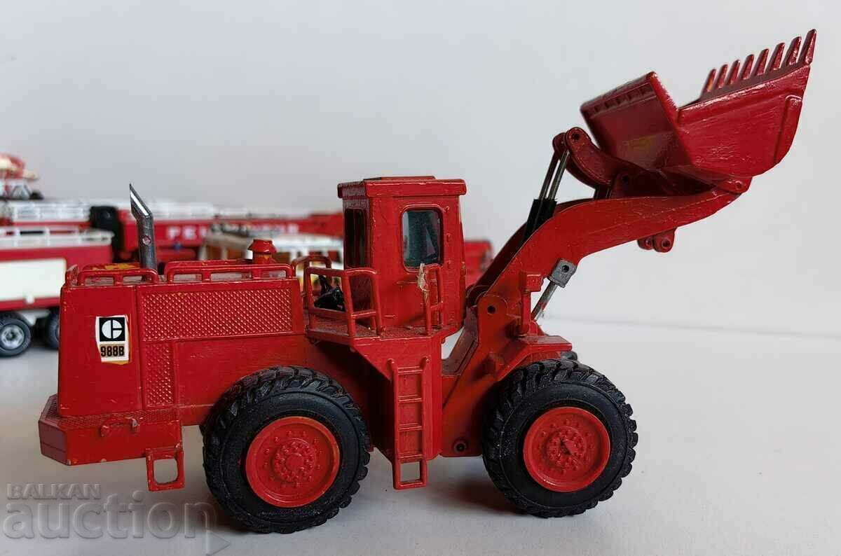 . CATERPILLAR EXCAVATOR LARGE FIRE TRUCK IRON UNUSED - 7 . CATERPILLAR EXCAVATOR LARGE FIRE TRUCK IRON UNUSED - 7