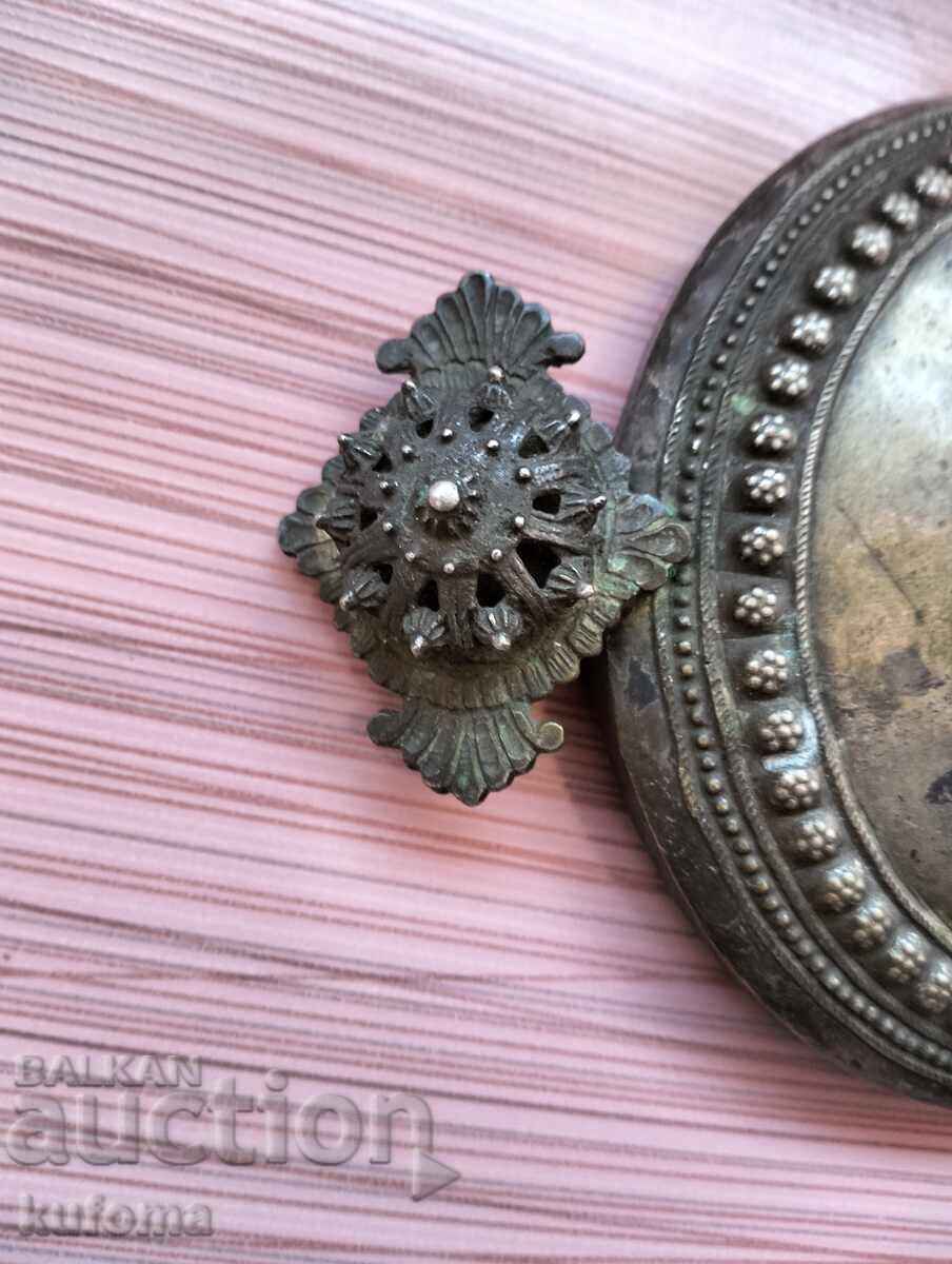 Un puf mare argintiu cu preț 319.99 BGN | € 163.61 Un puf mare argintiu cu preț 319.99 BGN | € 163.61