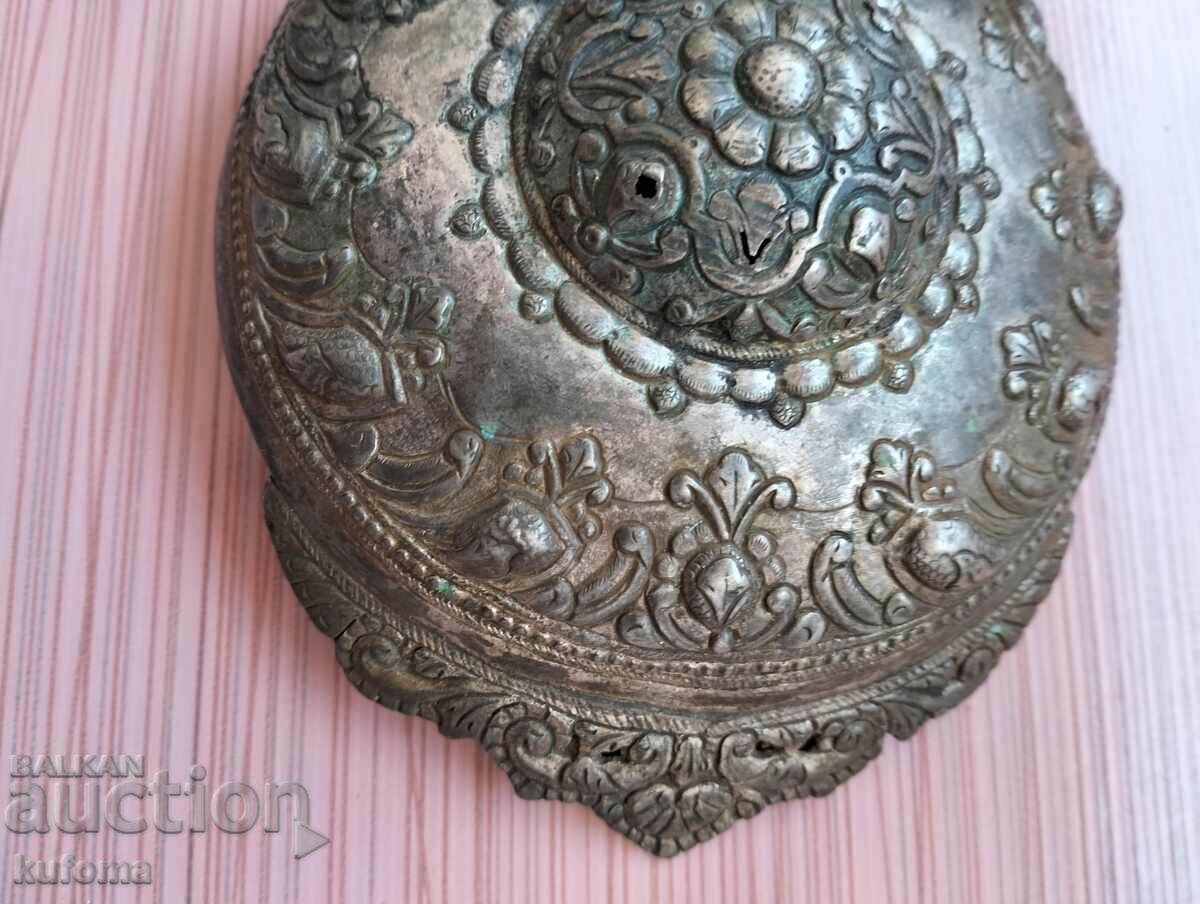 A large silver pouf with price 319.99 BGN | € 163.61 A large silver pouf with price 319.99 BGN | € 163.61