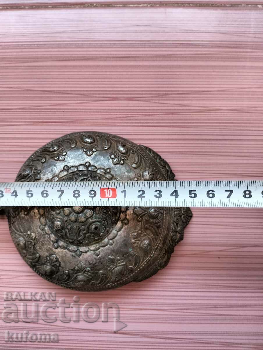 Δημοπρασία Ένα μεγάλο ασημένιο πουφ