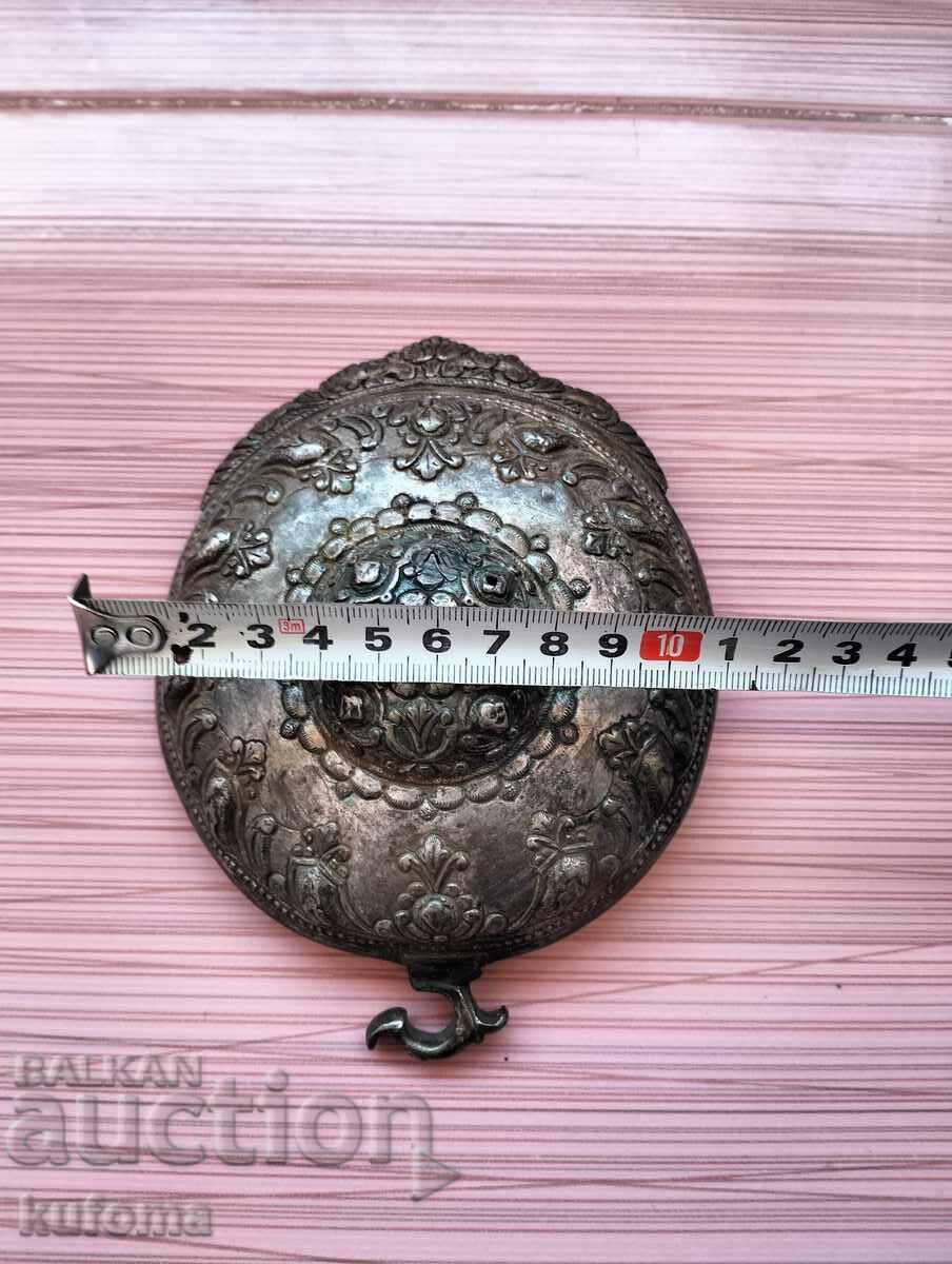 Παράδοση Ένα μεγάλο ασημένιο πουφ