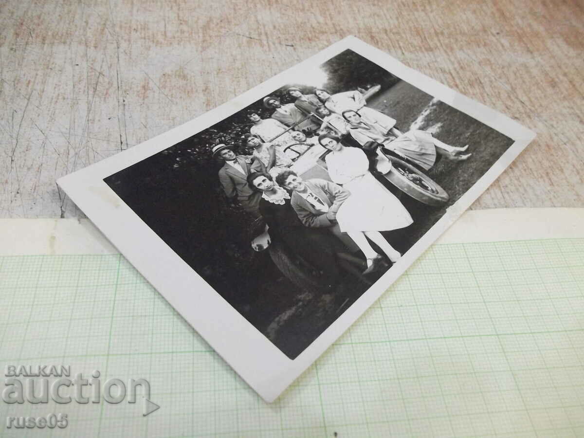 Δημοπρασία Παλιά φωτογραφία μιας ομάδας νέων σε ένα αυτοκίνητο Δημοπρασία Παλιά φωτογραφία μιας ομάδας νέων σε ένα αυτοκίνητο