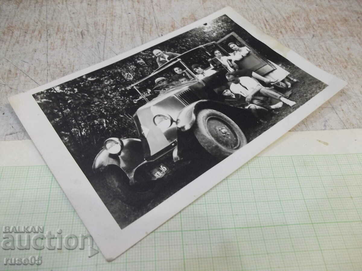 Δημοπρασία Παλιά φωτογραφία μιας ομάδας νέων σε ένα αυτοκίνητο Δημοπρασία Παλιά φωτογραφία μιας ομάδας νέων σε ένα αυτοκίνητο