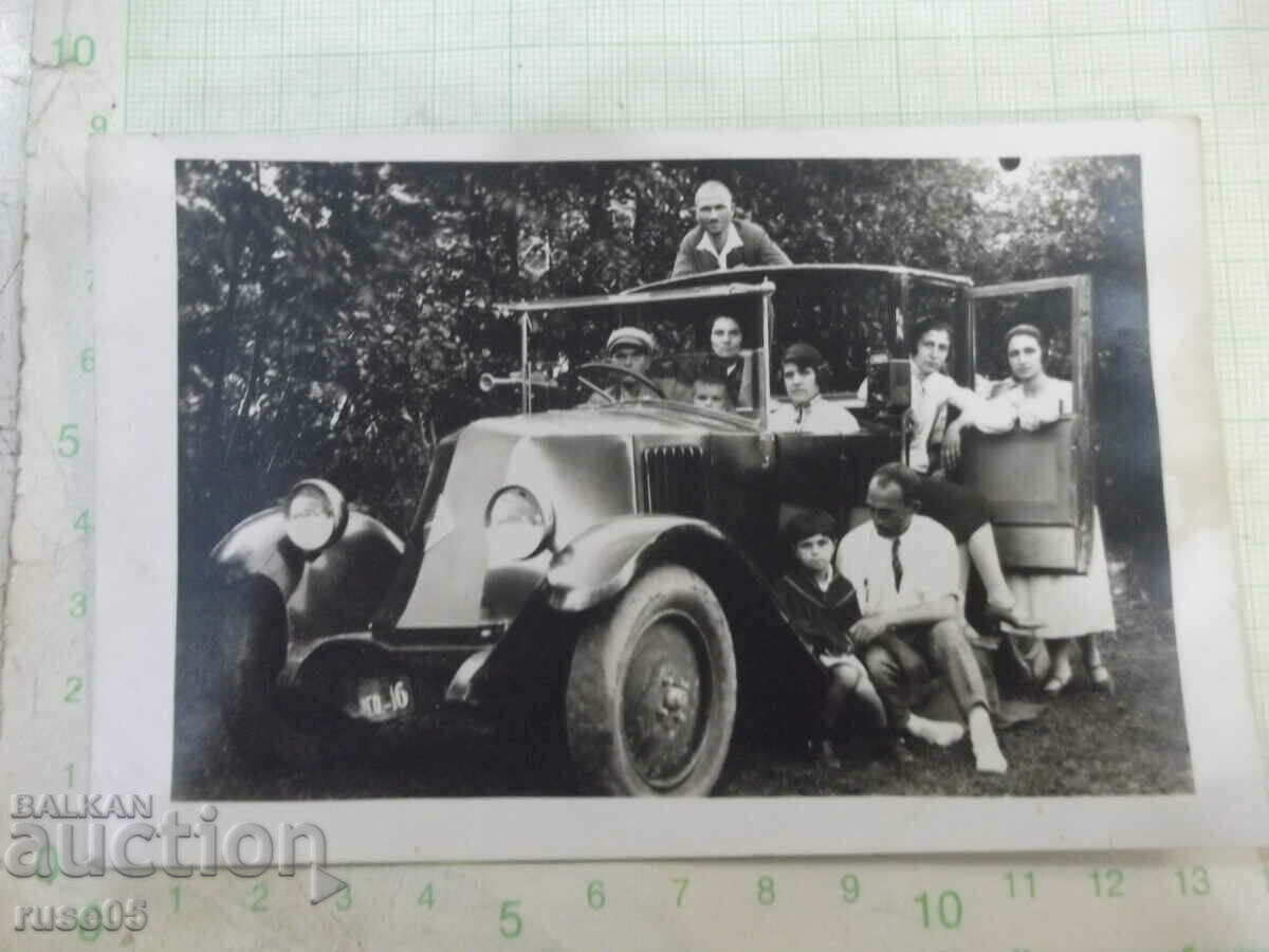 Fotografie veche a unui grup de tineri într-o mașină