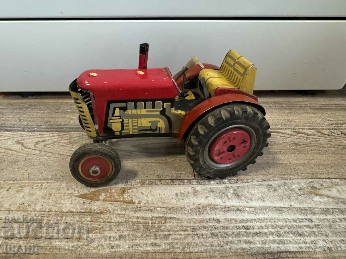 Model vechi de tractor de jucărie mecanică din metal