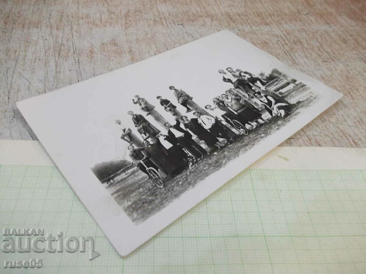 Δημοπρασία Μια παλιά φωτογραφία μιας ομάδας νέων σε δύο ποδήλατα Δημοπρασία Μια παλιά φωτογραφία μιας ομάδας νέων σε δύο ποδήλατα