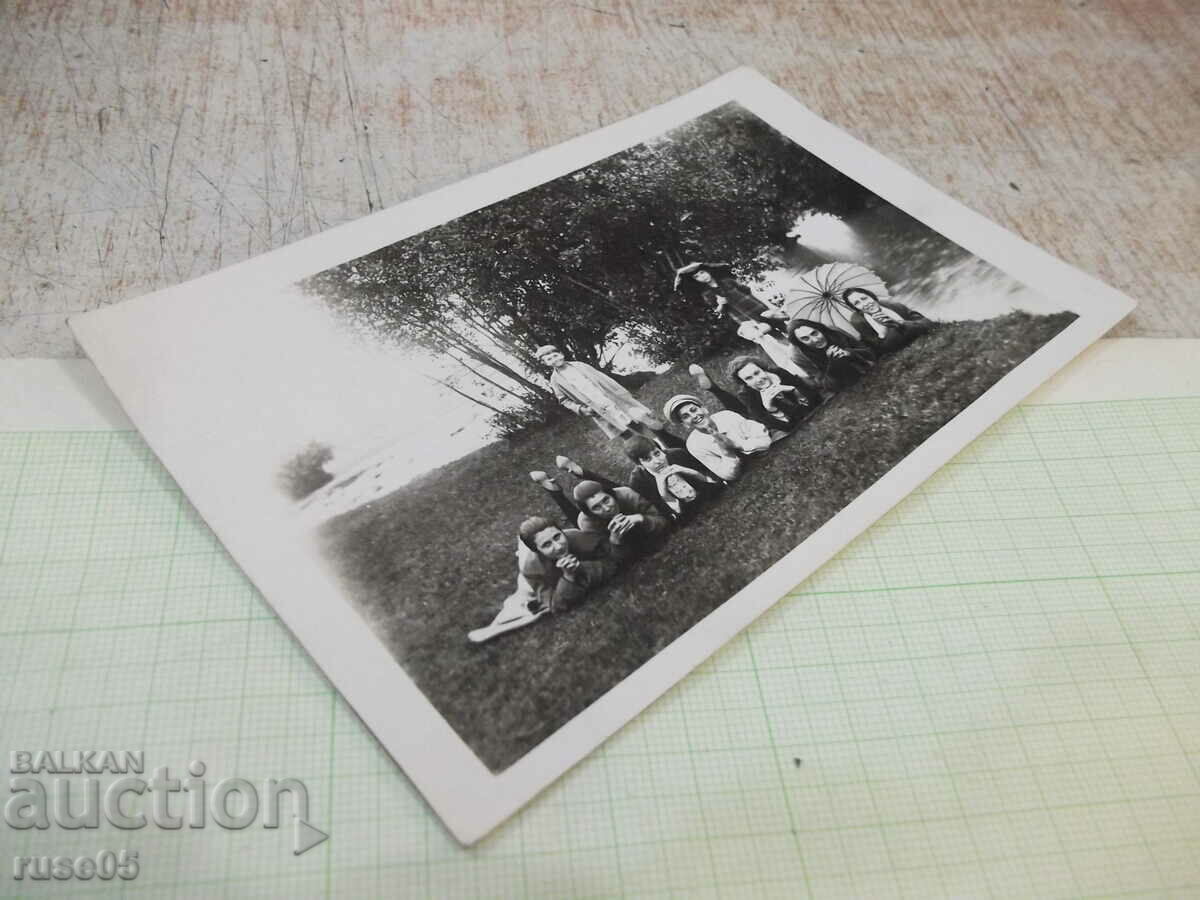 Δημοπρασία Μια παλιά φωτογραφία μιας παρέας νεαρών που βρίσκονται στην όχθη δίπλα στο ποτάμι Δημοπρασία Μια παλιά φωτογραφία μιας παρέας νεαρών που βρίσκονται στην όχθη δίπλα στο ποτάμι