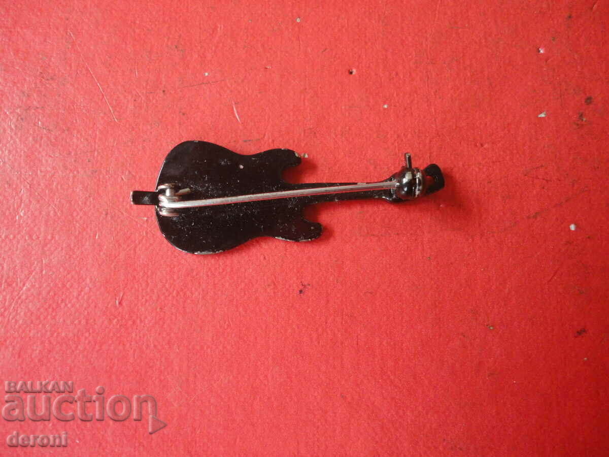 Auction  Great brooch with guitar stones