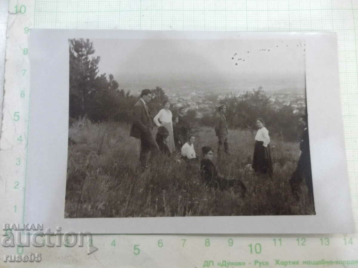 Παλιά φωτογραφία μιας ομάδας νέων πάνω από την πόλη