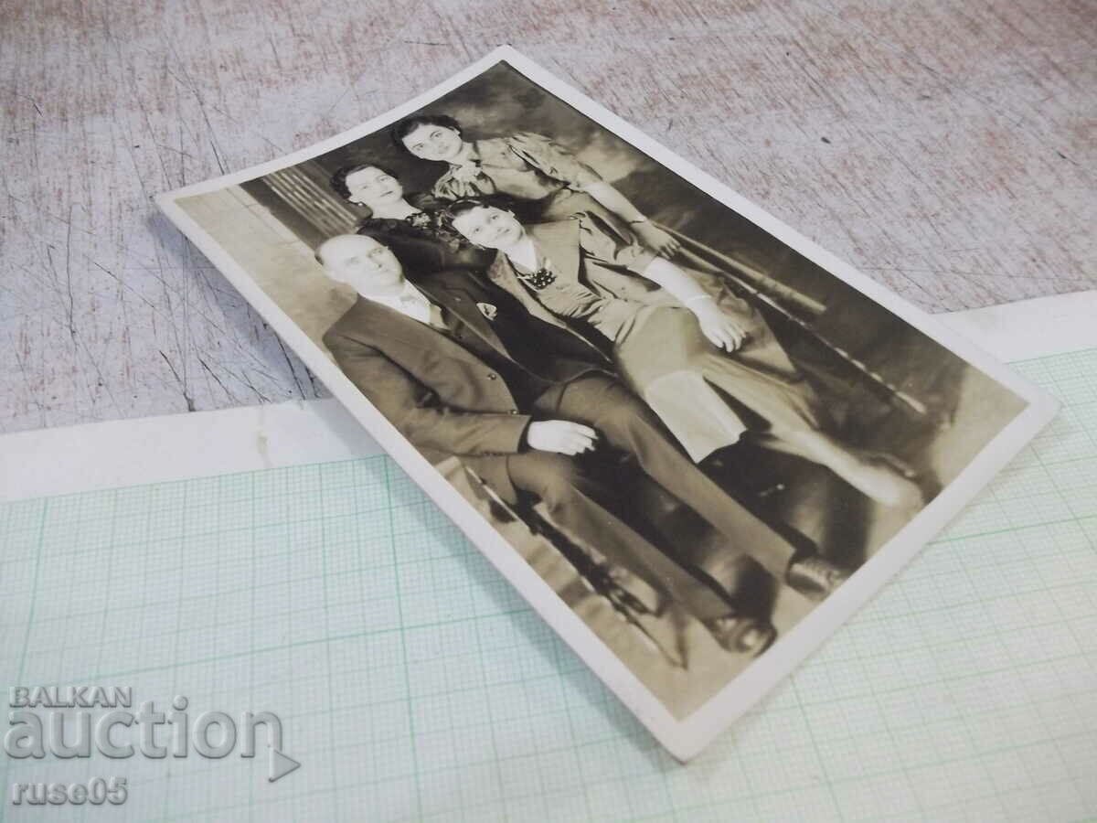 Auction Old photo of a gentleman with three ladies Auction Old photo of a gentleman with three ladies