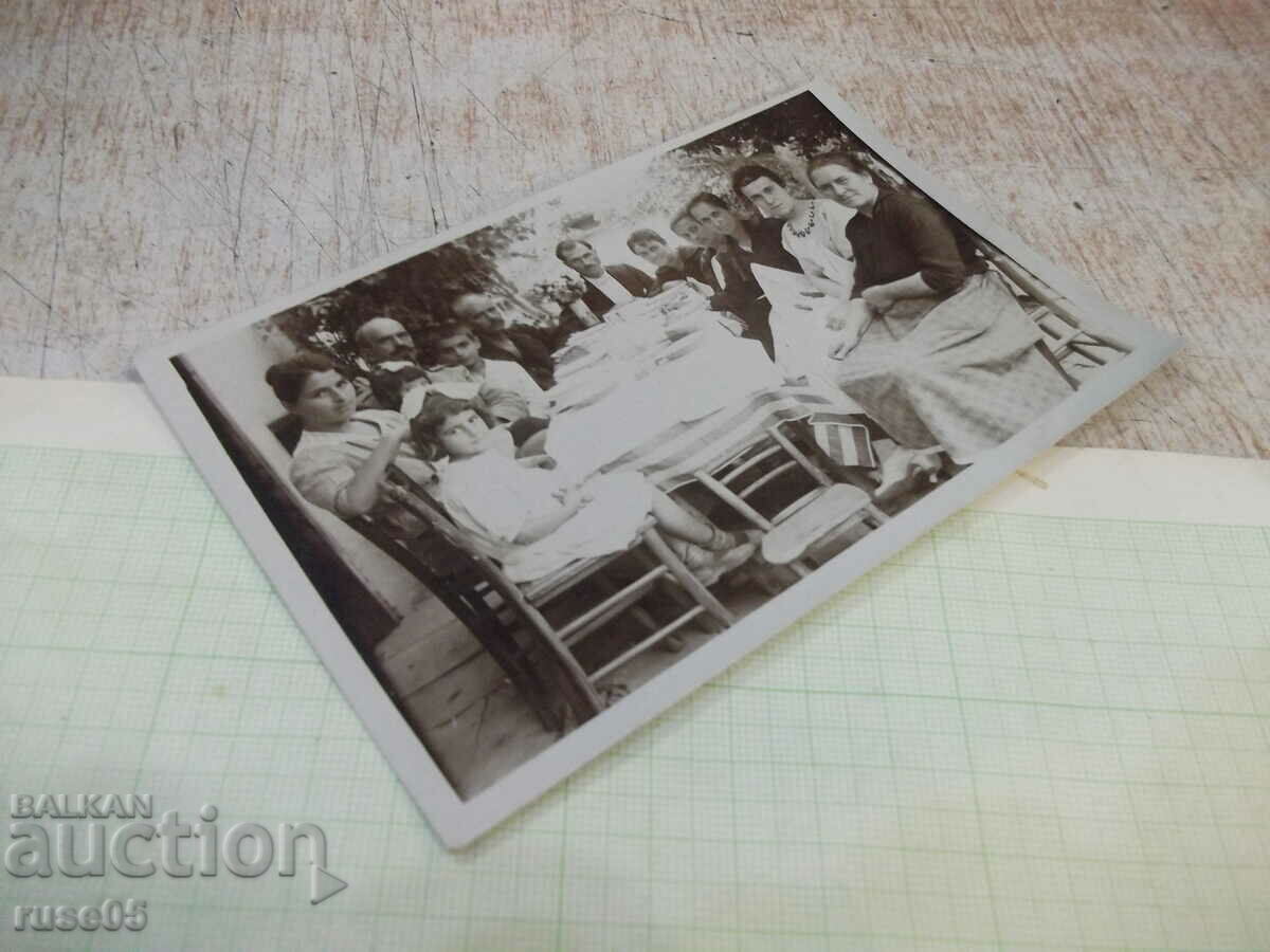 Δημοπρασία Μια παλιά φωτογραφία μιας ομάδας που μαζεύεται σε ένα τραπέζι