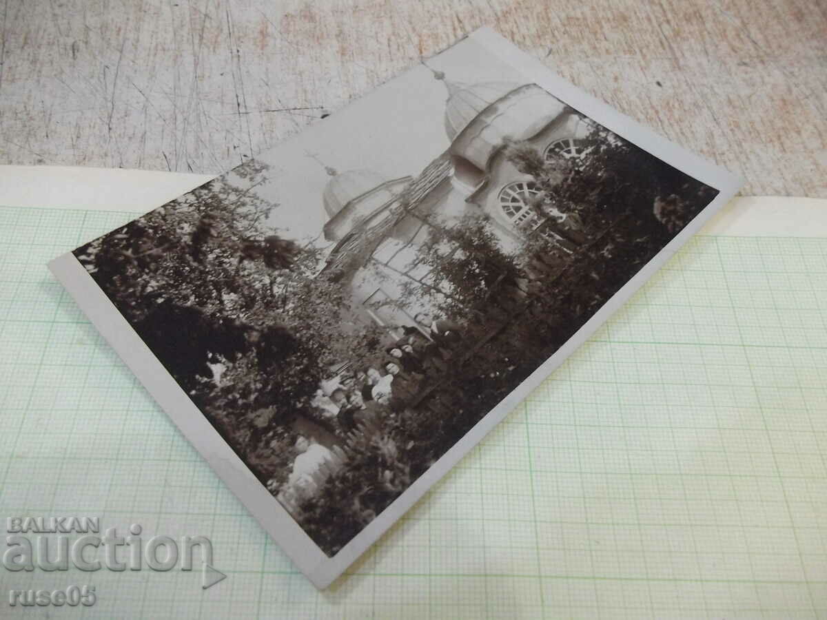 Δημοπρασία Μια παλιά φωτογραφία μιας ομάδας νέων μπροστά από μια εκκλησία Δημοπρασία Μια παλιά φωτογραφία μιας ομάδας νέων μπροστά από μια εκκλησία