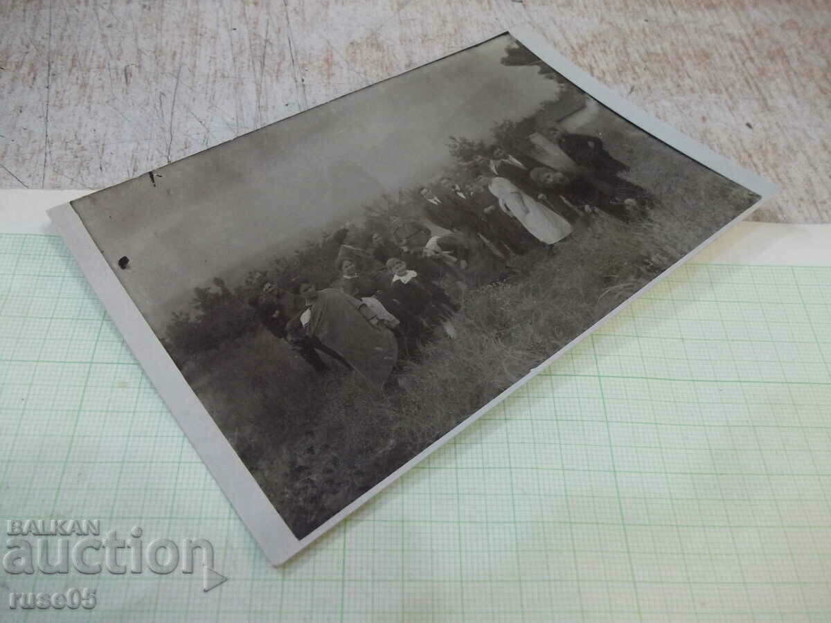 Δημοπρασία Μια παλιά φωτογραφία μιας παρέας νεαρών μπροστά σε ένα πευκοδάσος