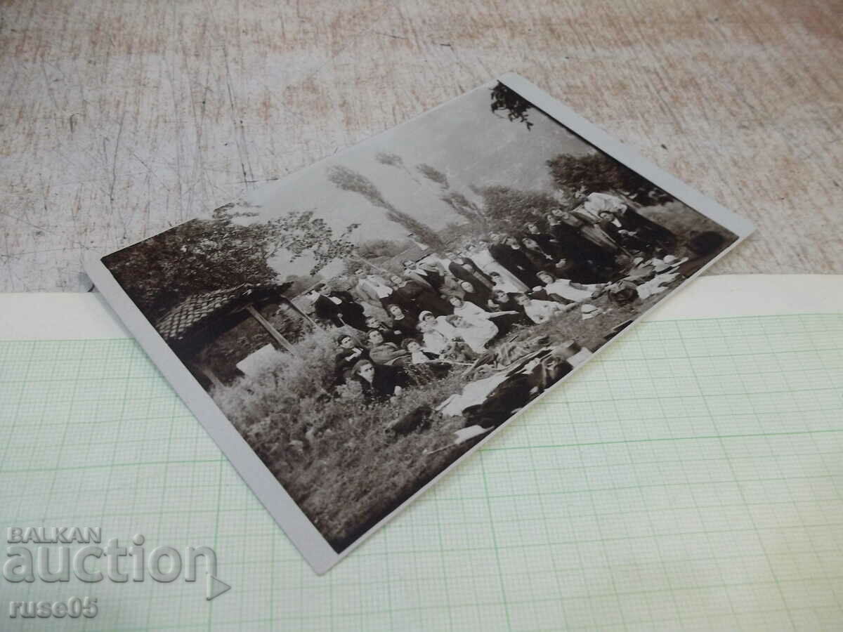 Licitație Fotografie veche a unui grup de tineri cu un preot pentru o predică