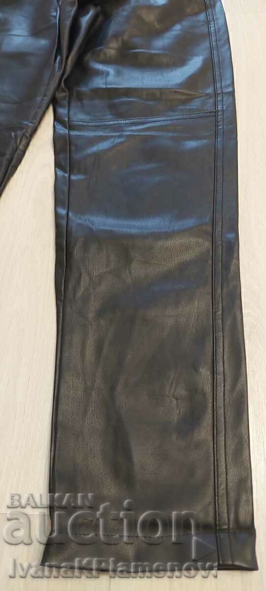 Pantaloni de dama noi Bershka cu preț € 12.00 | 23.47 BGN Pantaloni de dama noi Bershka cu preț € 12.00 | 23.47 BGN