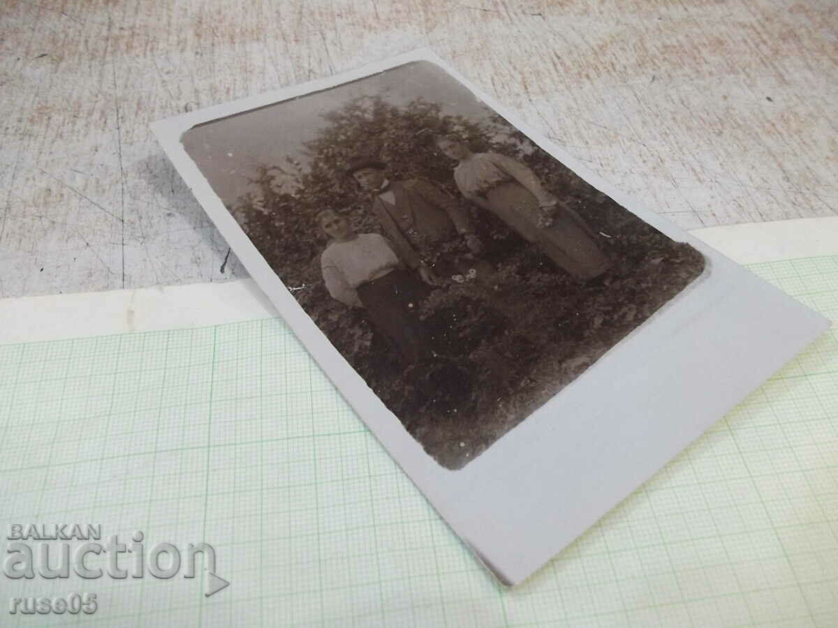 Auction Old photo of a gentleman with two ladies in front of a tree Auction Old photo of a gentleman with two ladies in front of a tree