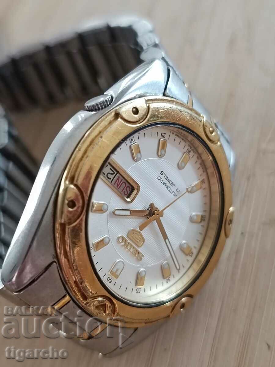 Часовник Seiko с цена 120.00 лв. | € 61.36 Часовник Seiko с цена 120.00 лв. | € 61.36