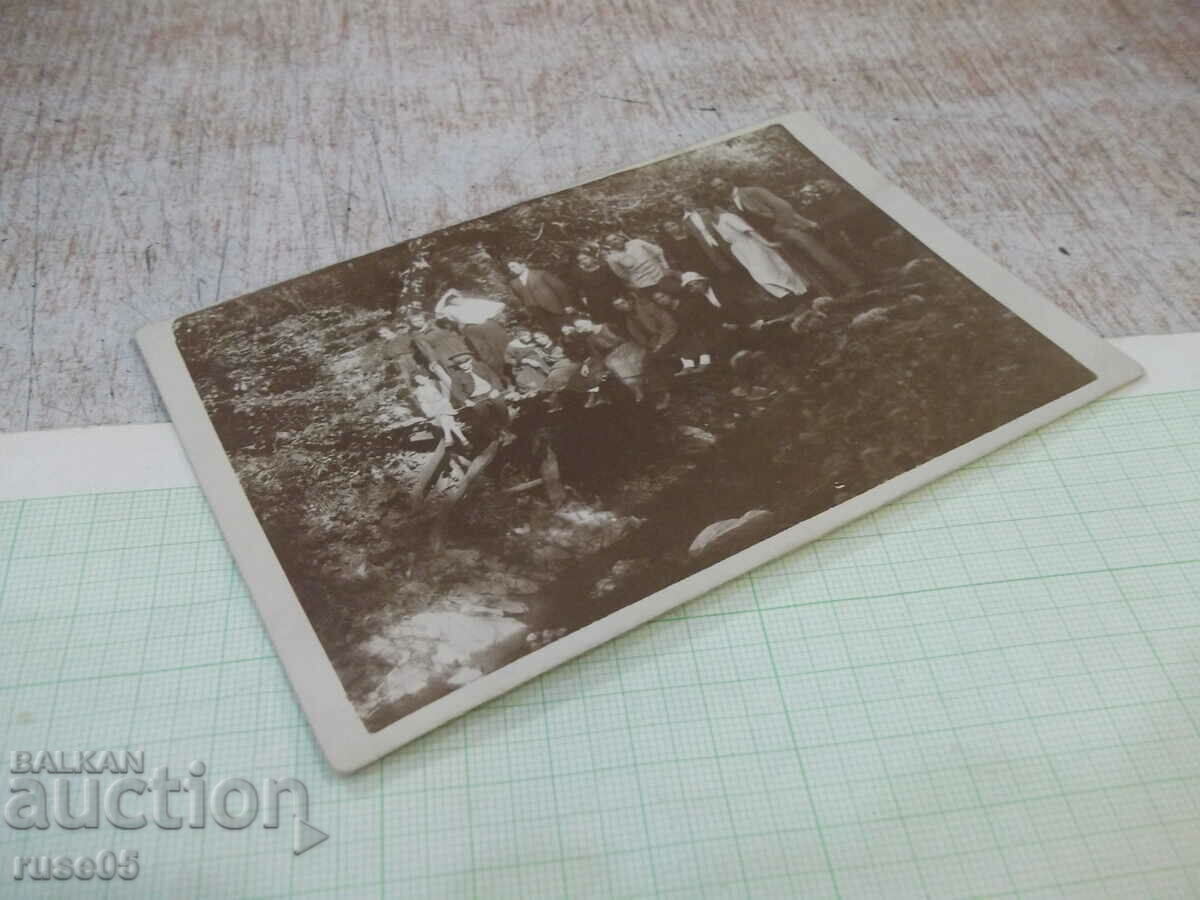 Παράδοση Παλιά φωτογραφία τους να κάθονται στη γέφυρα πάνω από το ποτάμι Παράδοση Παλιά φωτογραφία τους να κάθονται στη γέφυρα πάνω από το ποτάμι