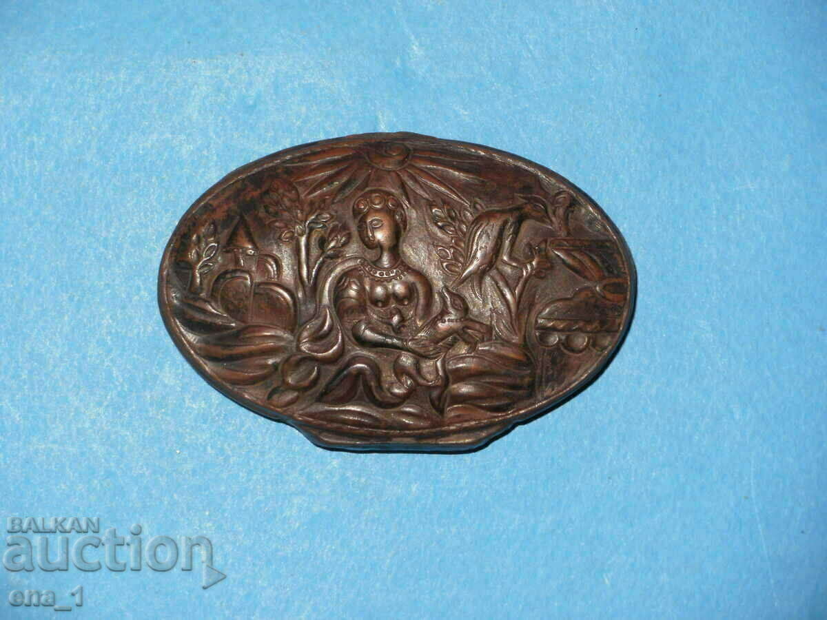 Delivery of Renaissance small copper box with ornaments Delivery of Renaissance small copper box with ornaments