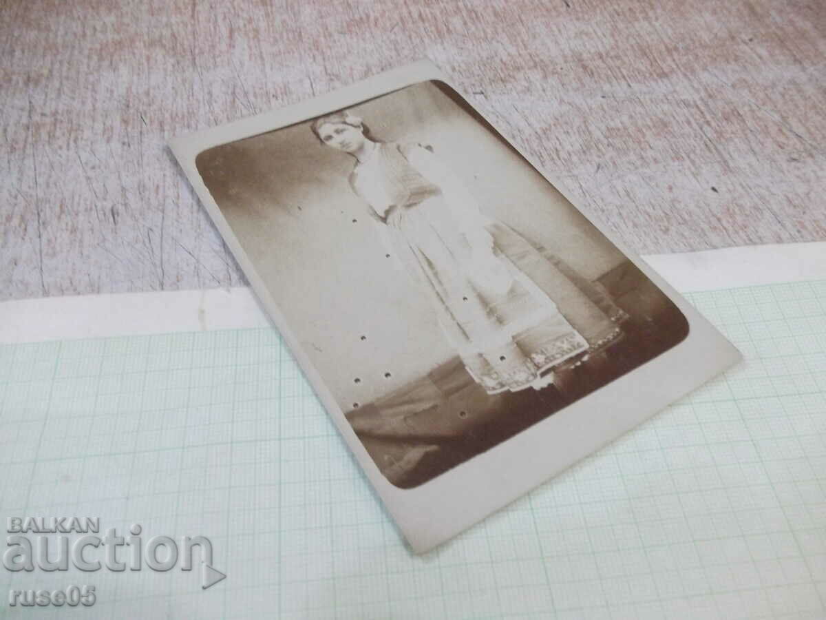 Аукцион Снимка стара на девойка в носия Аукцион Снимка стара на девойка в носия