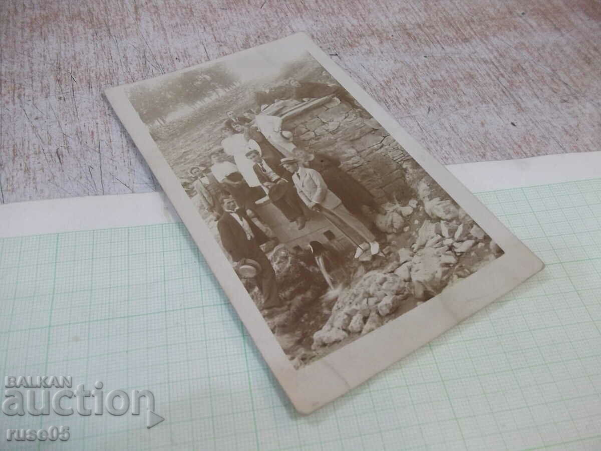 Аукцион Снимка стара на младежи на чешмата Аукцион Снимка стара на младежи на чешмата