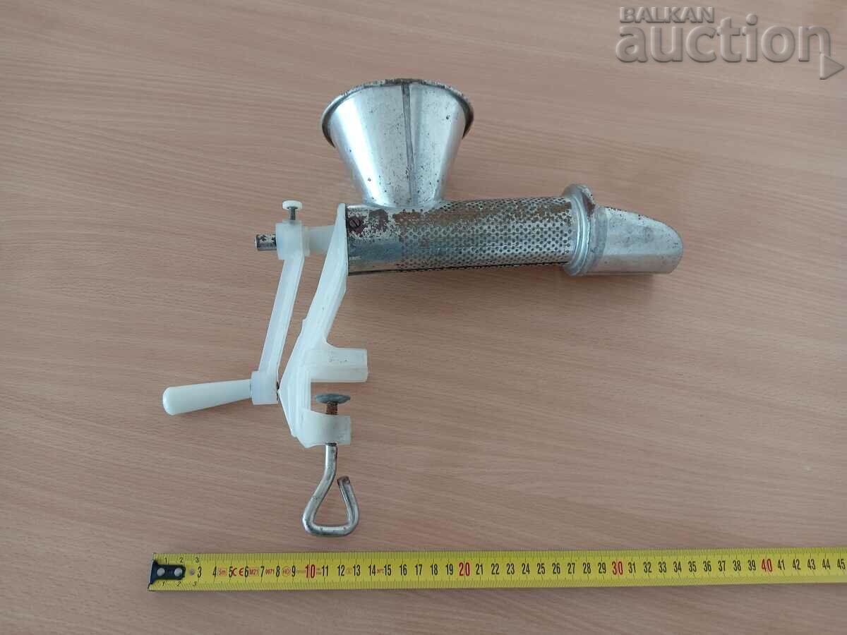 râșniță de roșii veche râșniță de roșii cu preț € 15.00 | 29.34 BGN