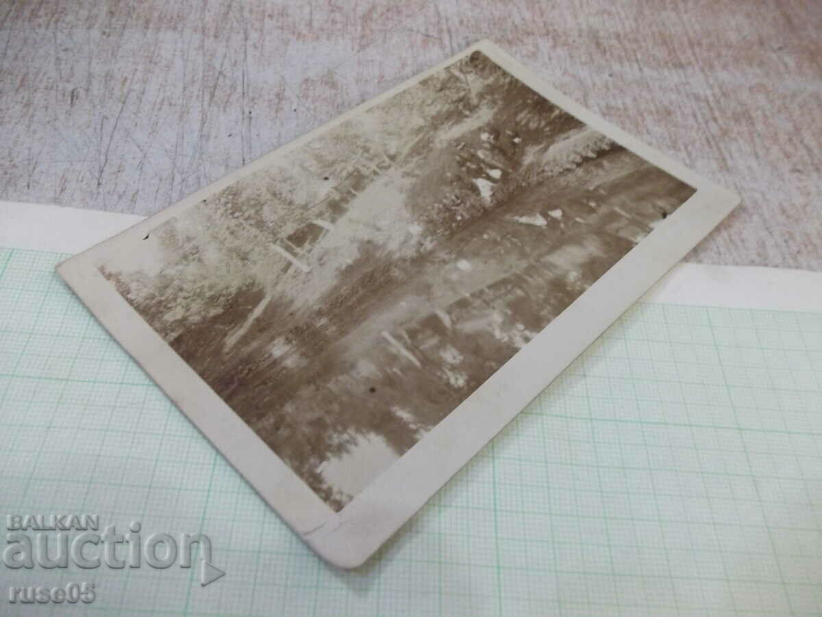 Δημοπρασία Παλιά φωτογραφία μιας ομάδας στην απότομη όχθη του ποταμού