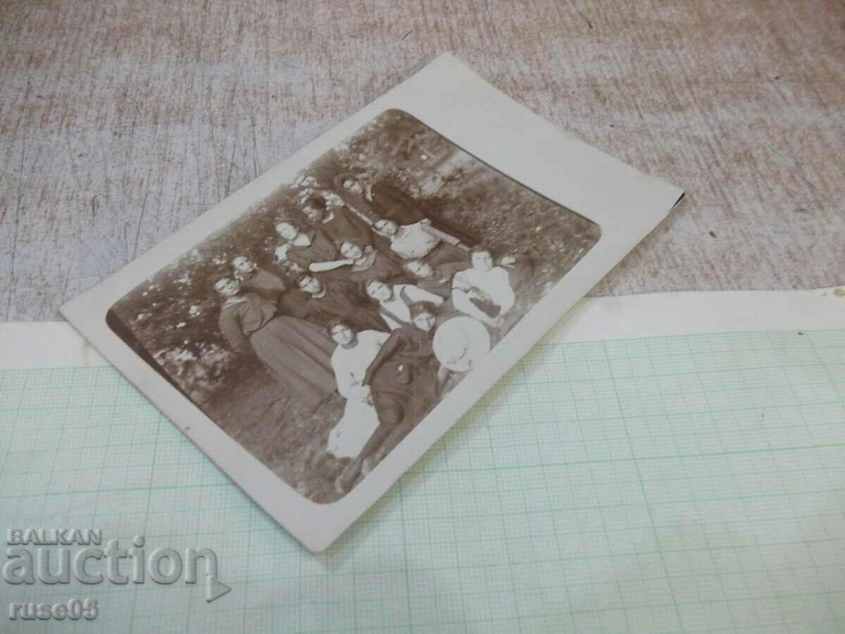 Δημοπρασία Μια παλιά φωτογραφία μιας ομάδας νεαρών κυριών Δημοπρασία Μια παλιά φωτογραφία μιας ομάδας νεαρών κυριών