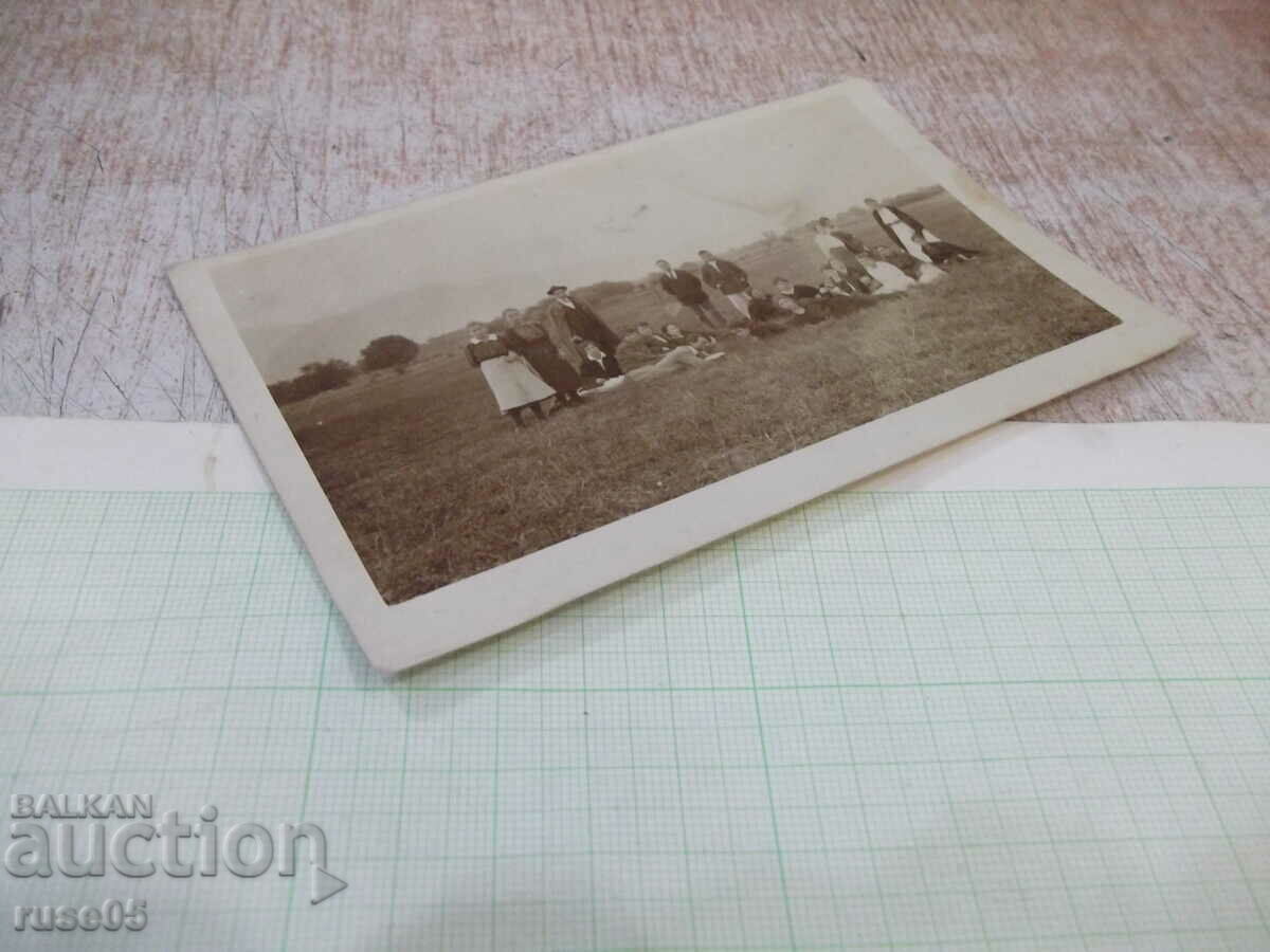 Παράδοση Παλιά φωτογραφία φίλων σε εκδρομή Παράδοση Παλιά φωτογραφία φίλων σε εκδρομή