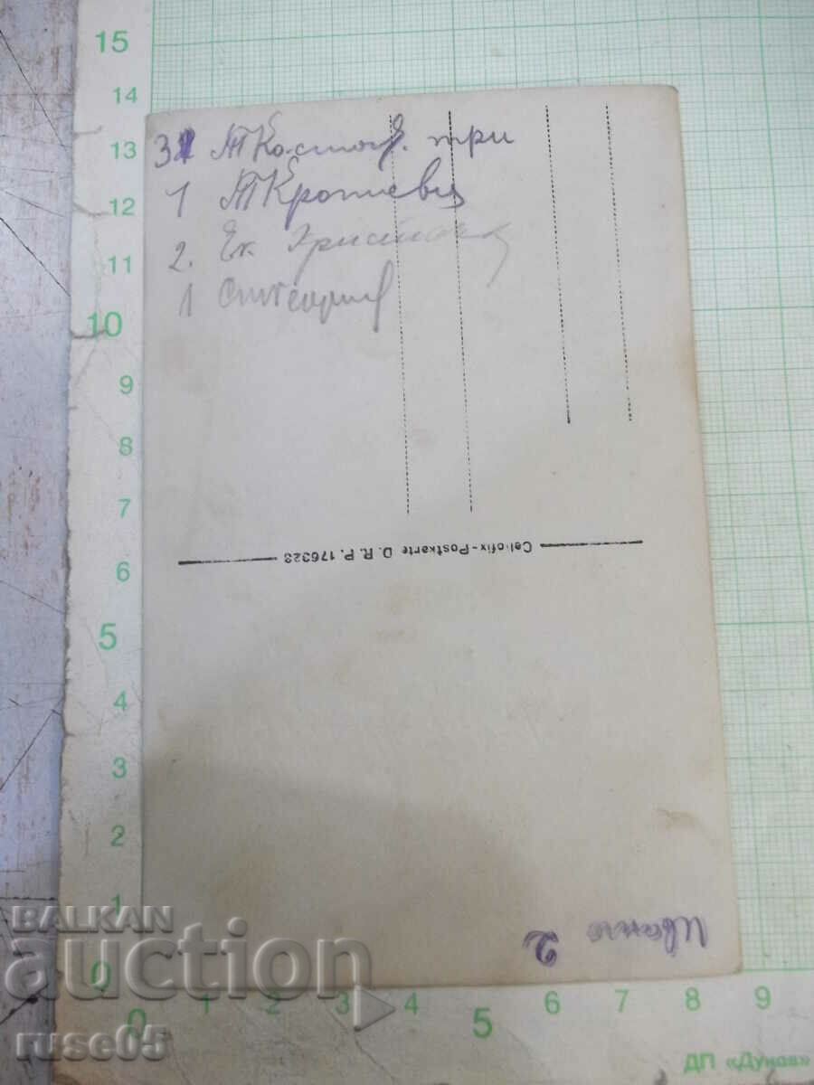 Auction  Old photo of a group of young people on an outing with a priest - 1