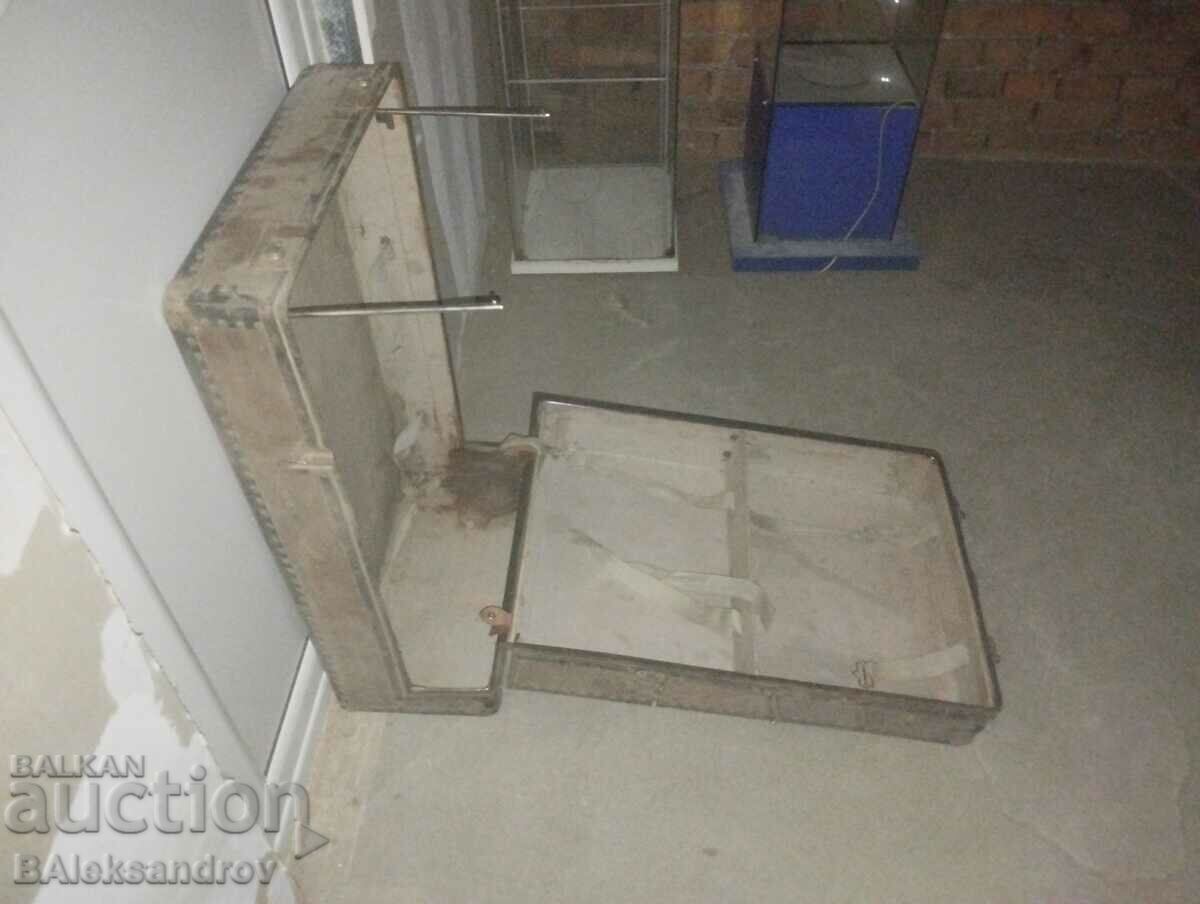 Licitație O valiză de tip dulap destul de veche și rară