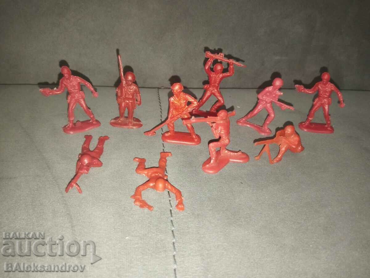 Lot of old figures soldiers red