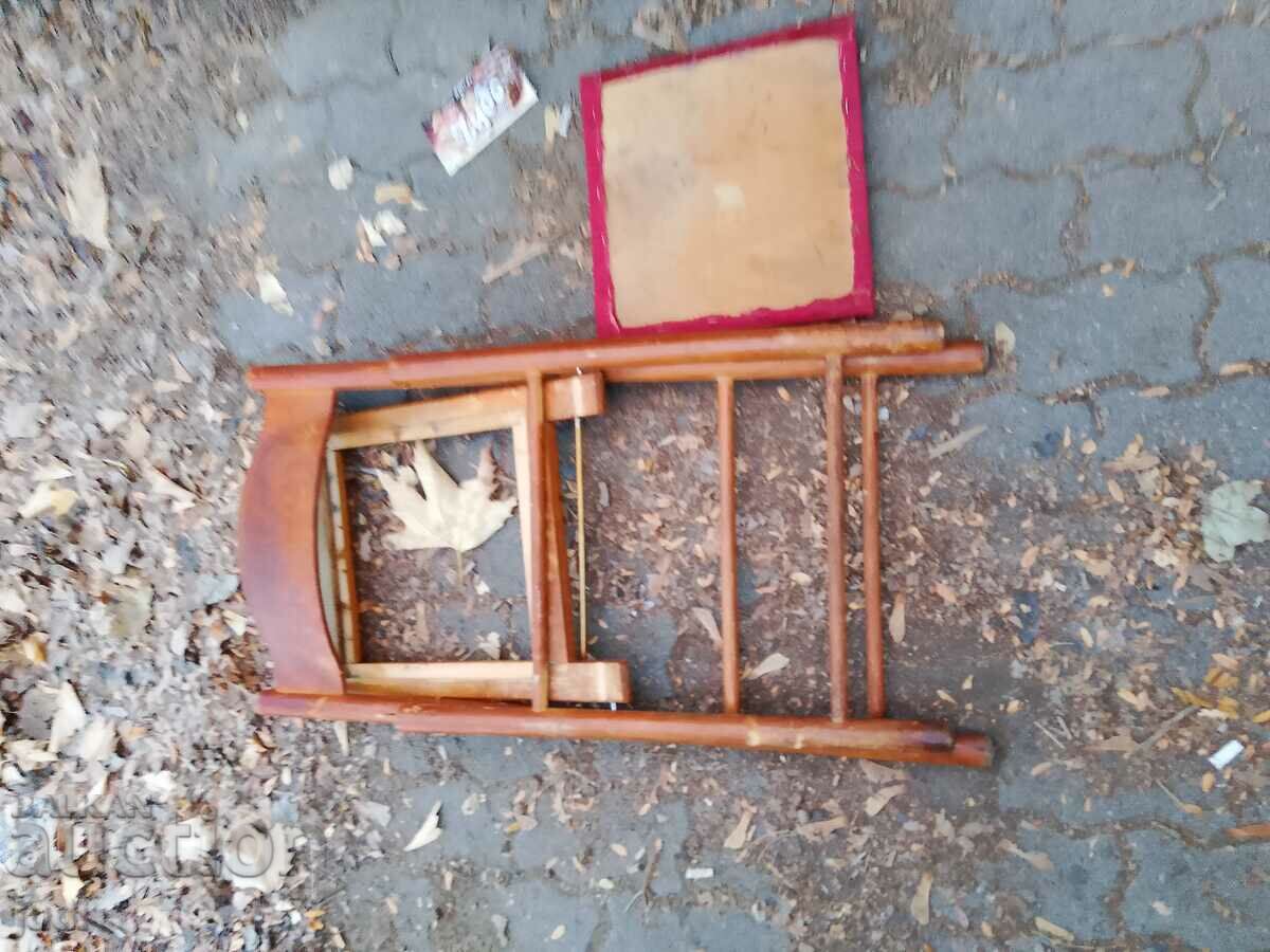 Un scaun pliant din lemn grozav cu preț 40.00 BGN | € 20.45 Un scaun pliant din lemn grozav cu preț 40.00 BGN | € 20.45